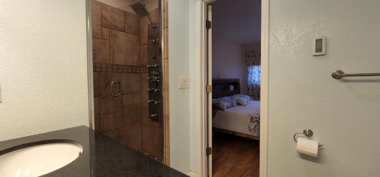 Trinity Escapes - Two Bedroom Two Bathroom Full Apartment Near Airport Anchorage Buitenkant foto